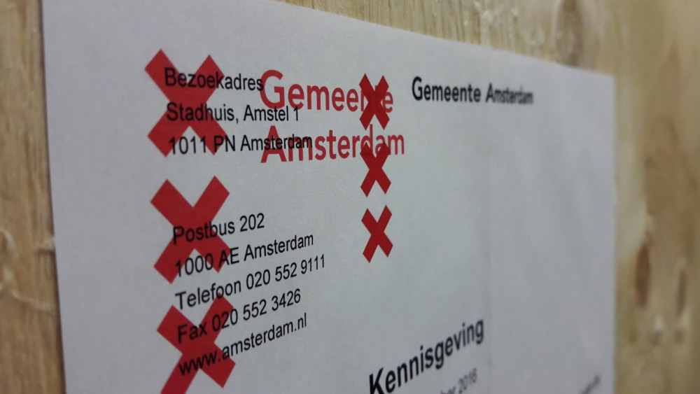 34 kilo aan lachgasflessen gevonden in Nieuw-West: burgemeester sluit kelderbox