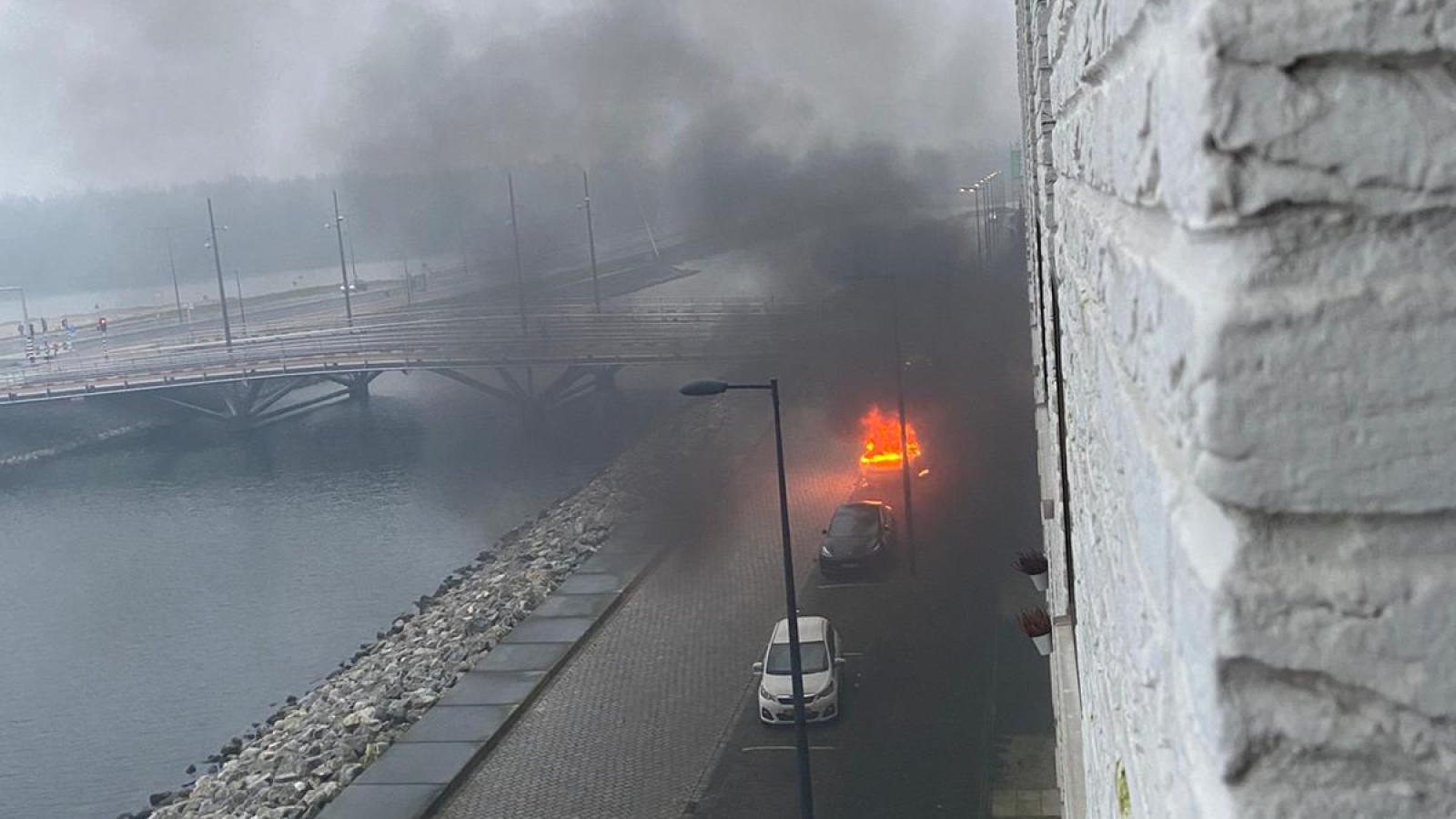 Zeker twintig auto's en scooters verwoest door brand