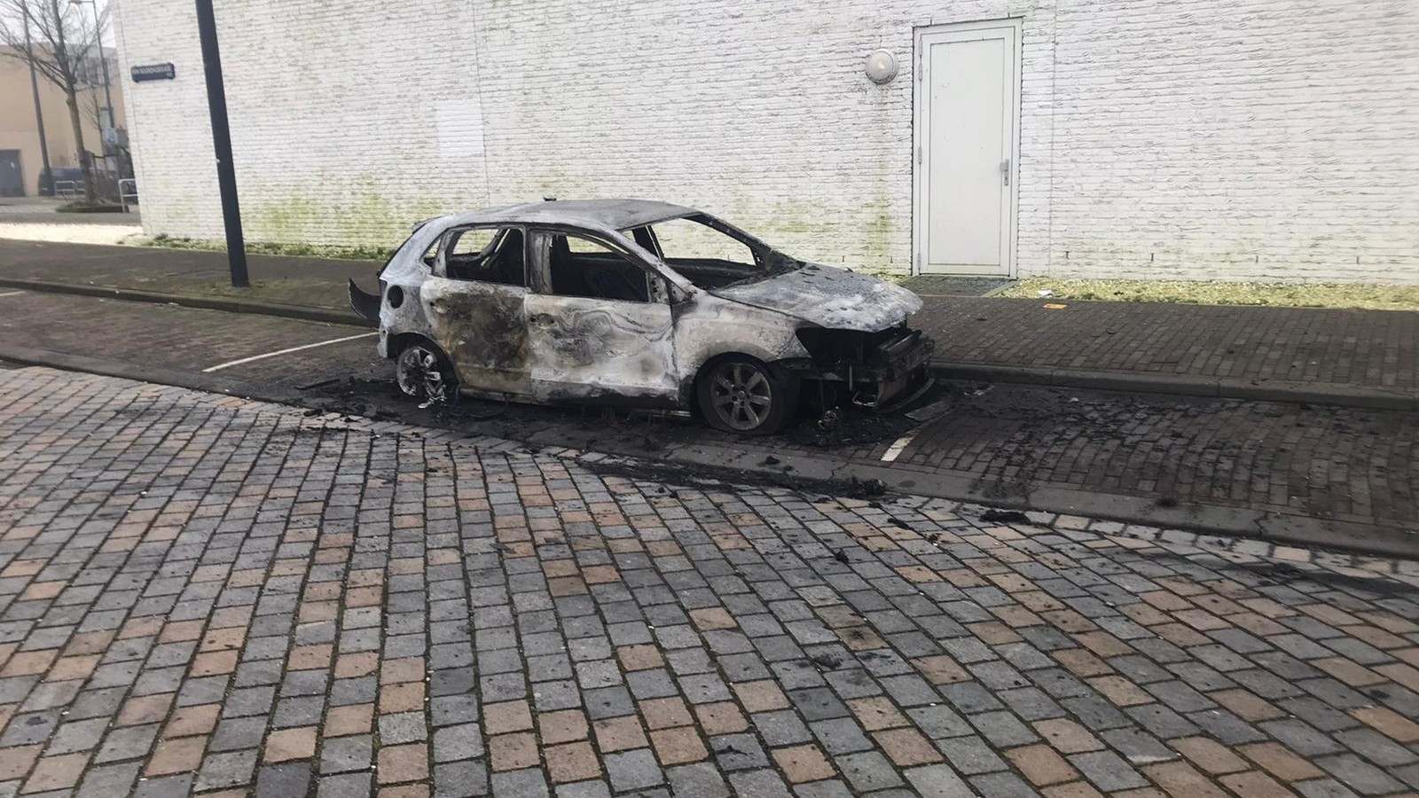 Zeker twintig auto's en scooters verwoest door brand