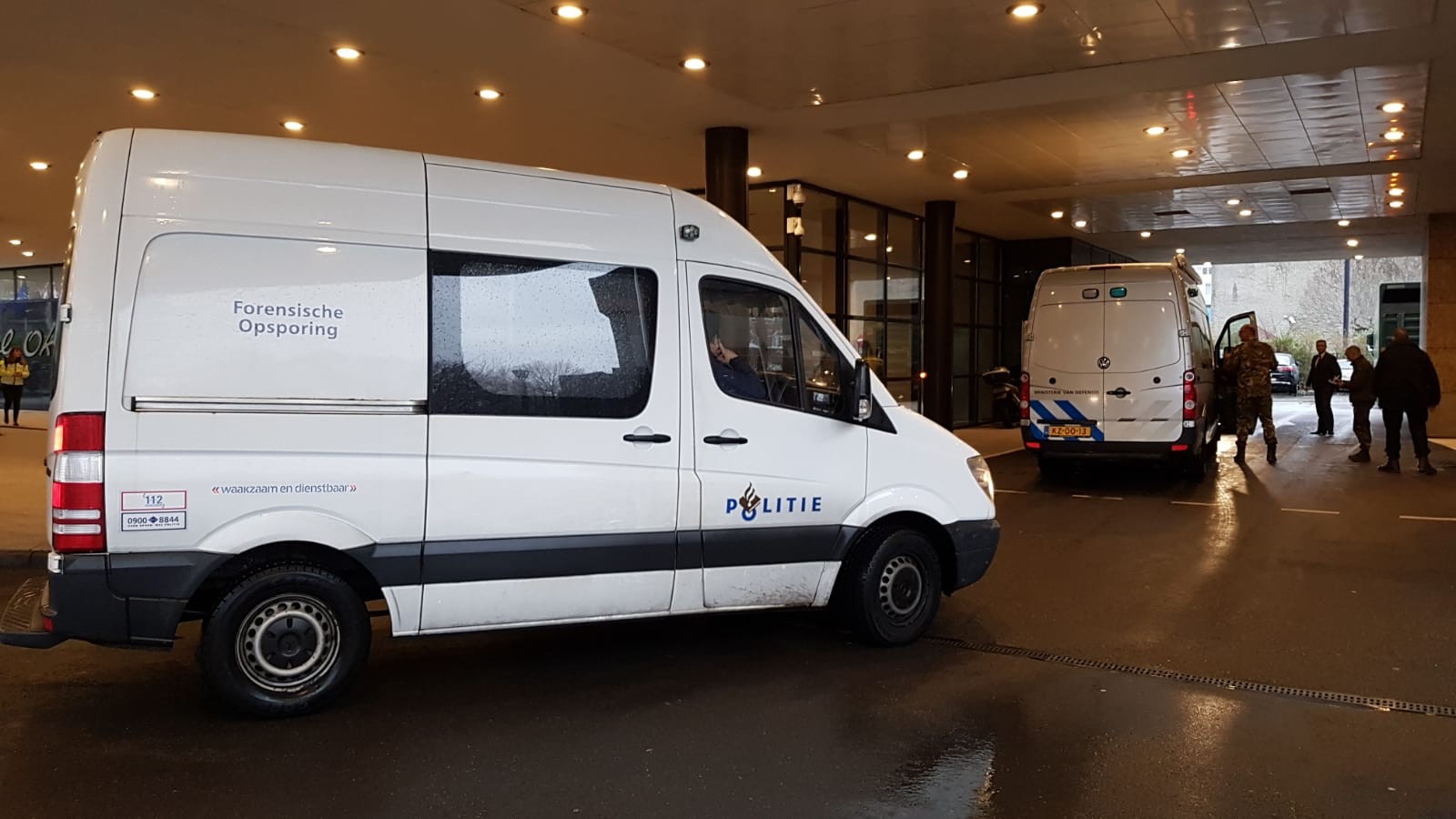 Verdachte brief bij Okura Hotel, explosievenverkenner ter plaatse