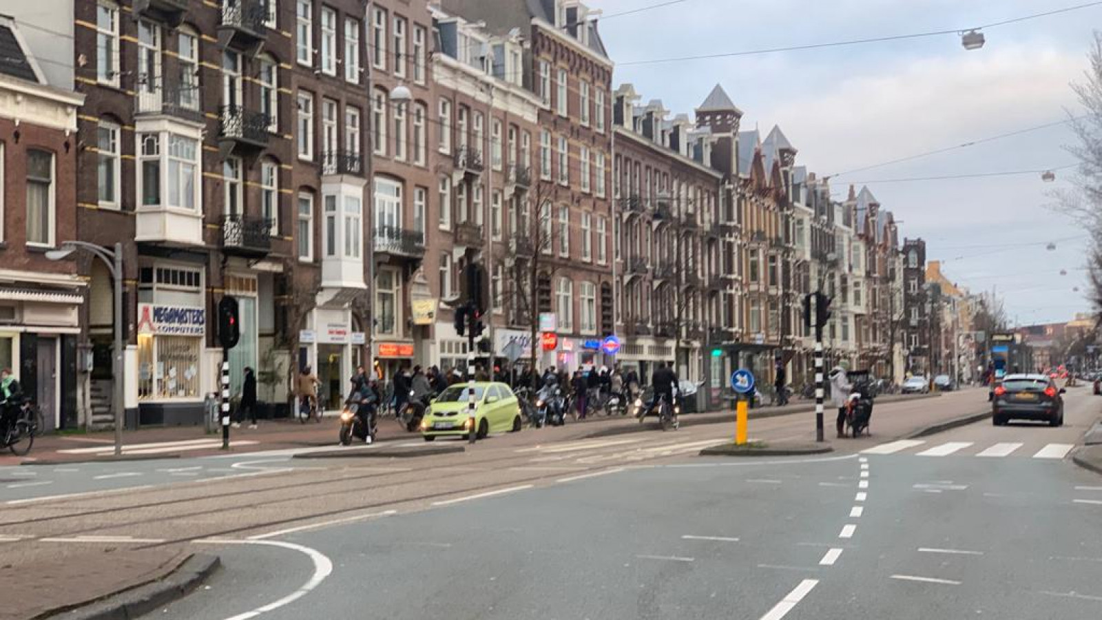 Lange rijen voor coffeeshops in de stad