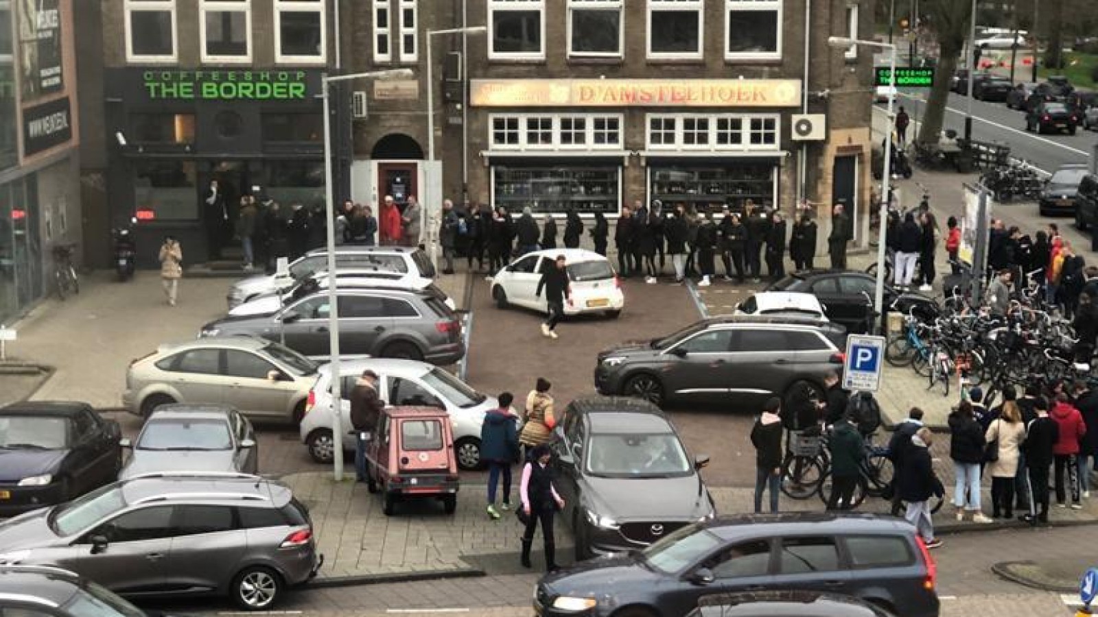 Lange rijen voor coffeeshops in de stad