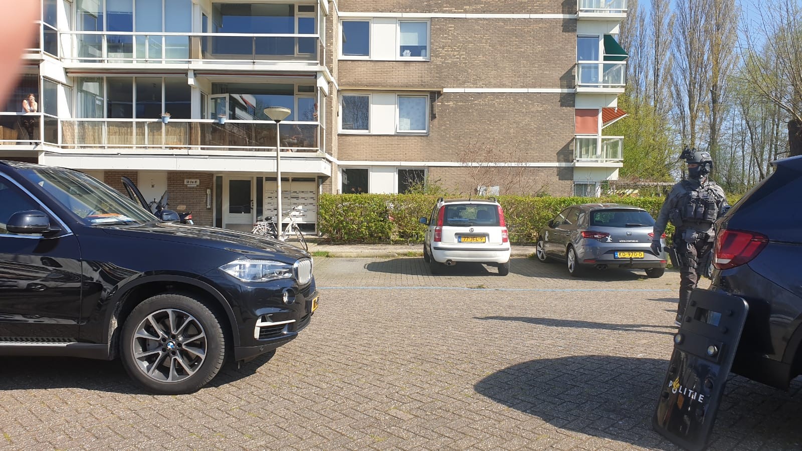 Arrestatieteam valt flat in Duivendrecht binnen