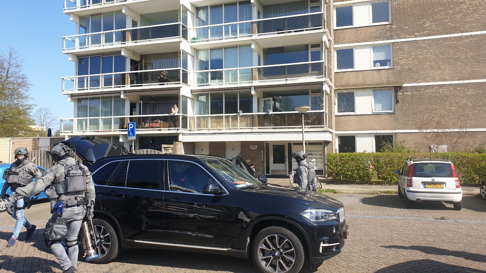 Politie valt flat in Duivendrecht binnen