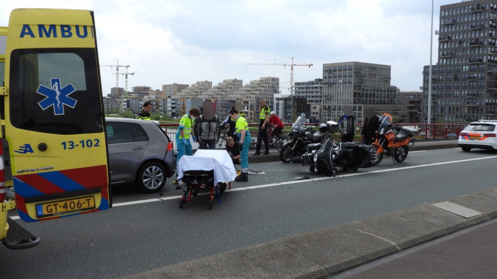 Motorrijder raakt gewond bij ongeluk op Schellingwouderbrug