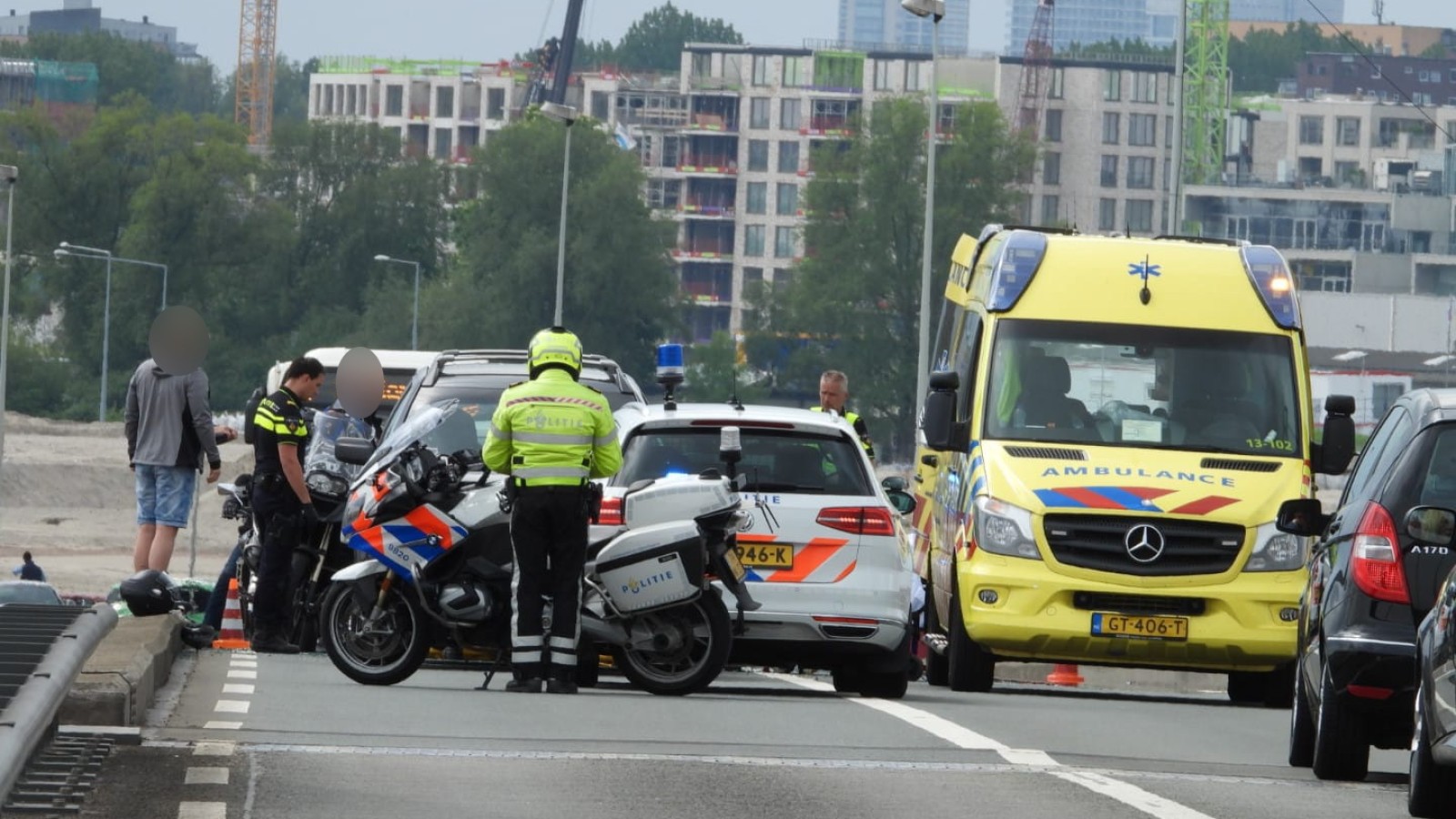 Motorrijder raakt gewond bij ongeluk op Schellingwouderbrug