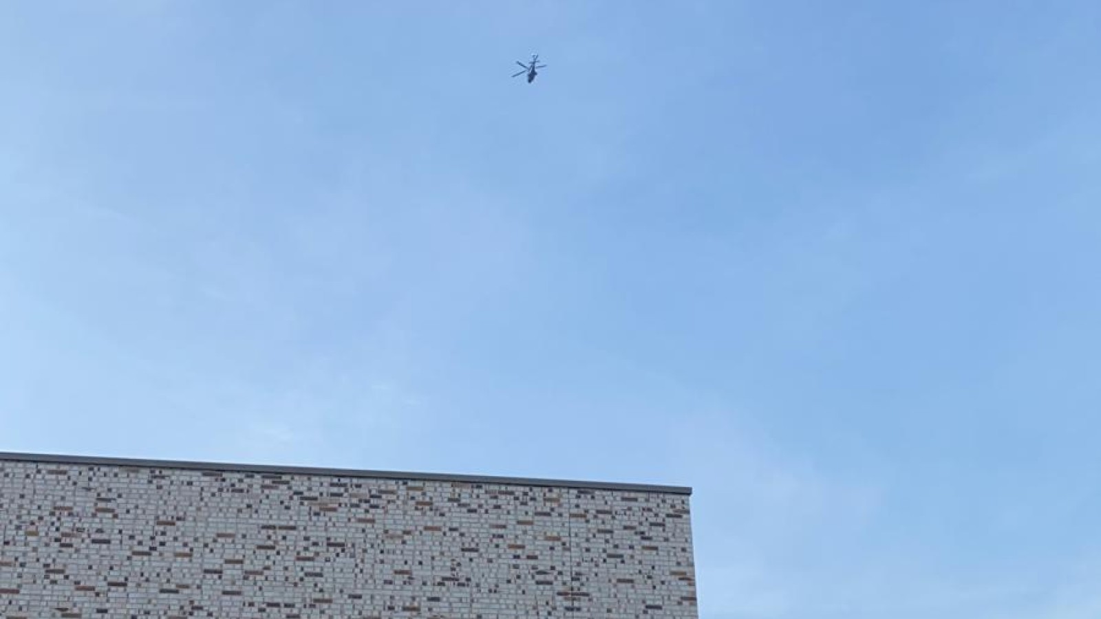Politiehelikopter boven Slotervaart