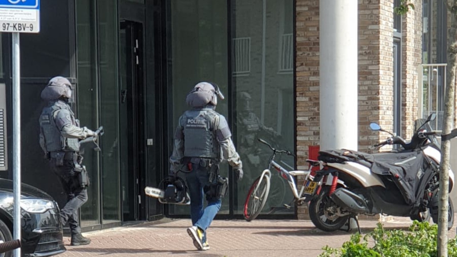 Arrestatieteam in actie op Zeeburgereiland