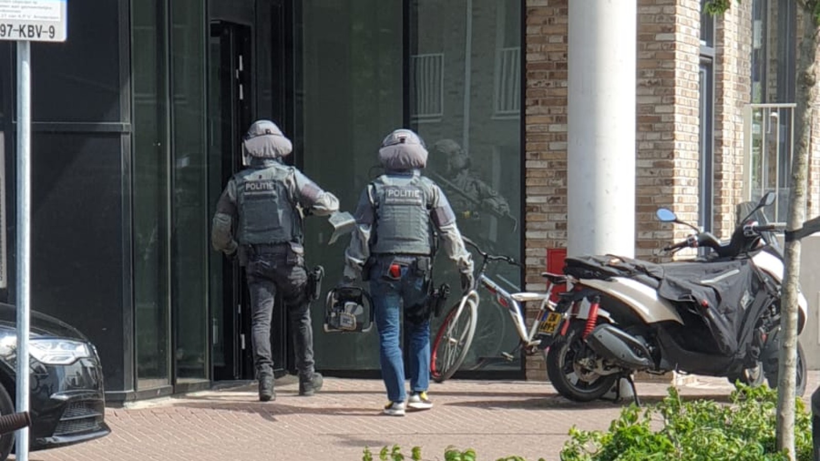 Arrestatieteam in actie op Zeeburgereiland