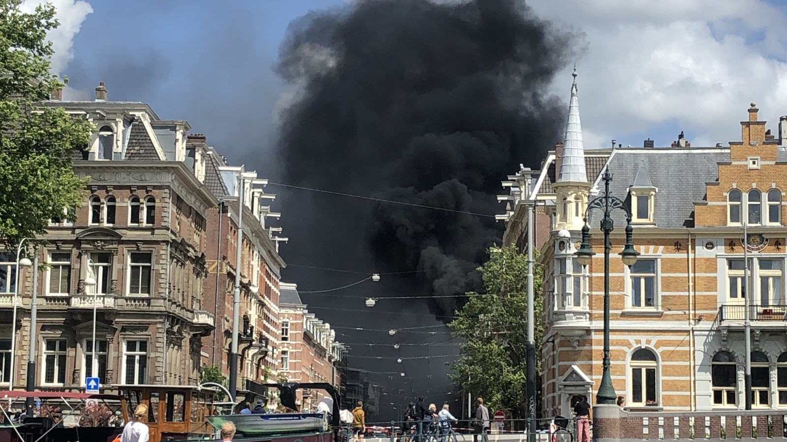 Grote brand aan de Ruyschstraat in Oost