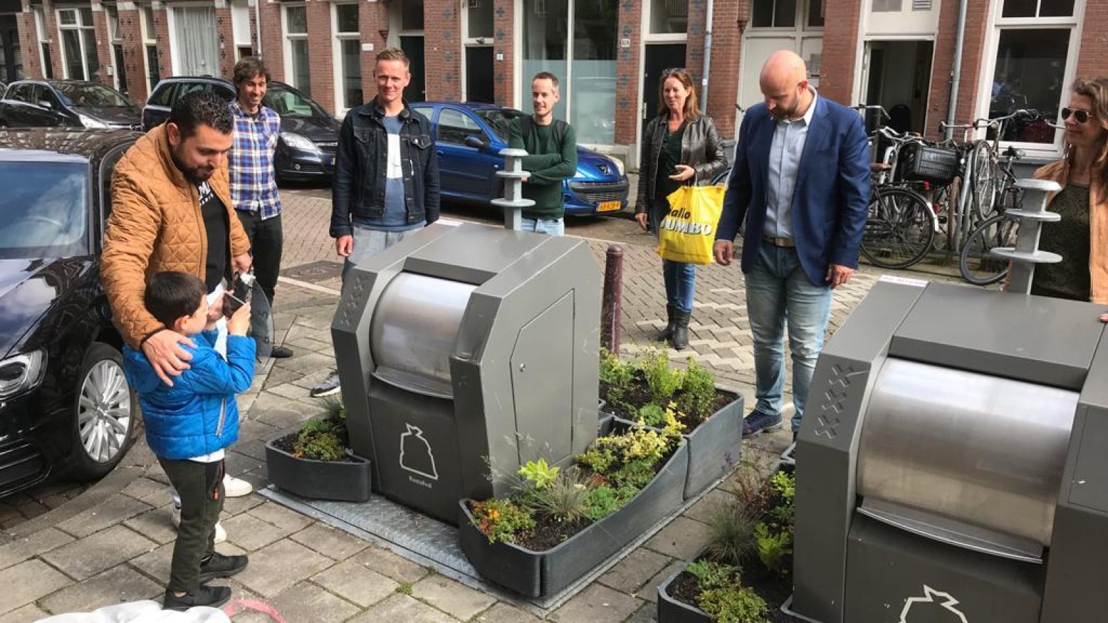 Tuintjes rond afvalcontainers in Oost
