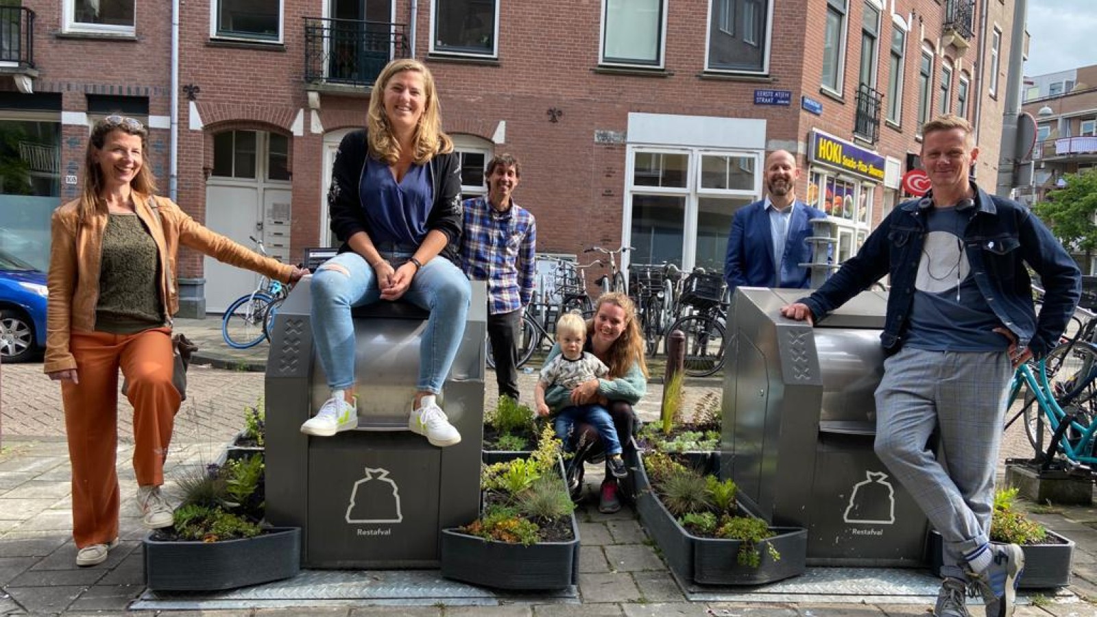 Tuintjes rond afvalcontainers in Oost