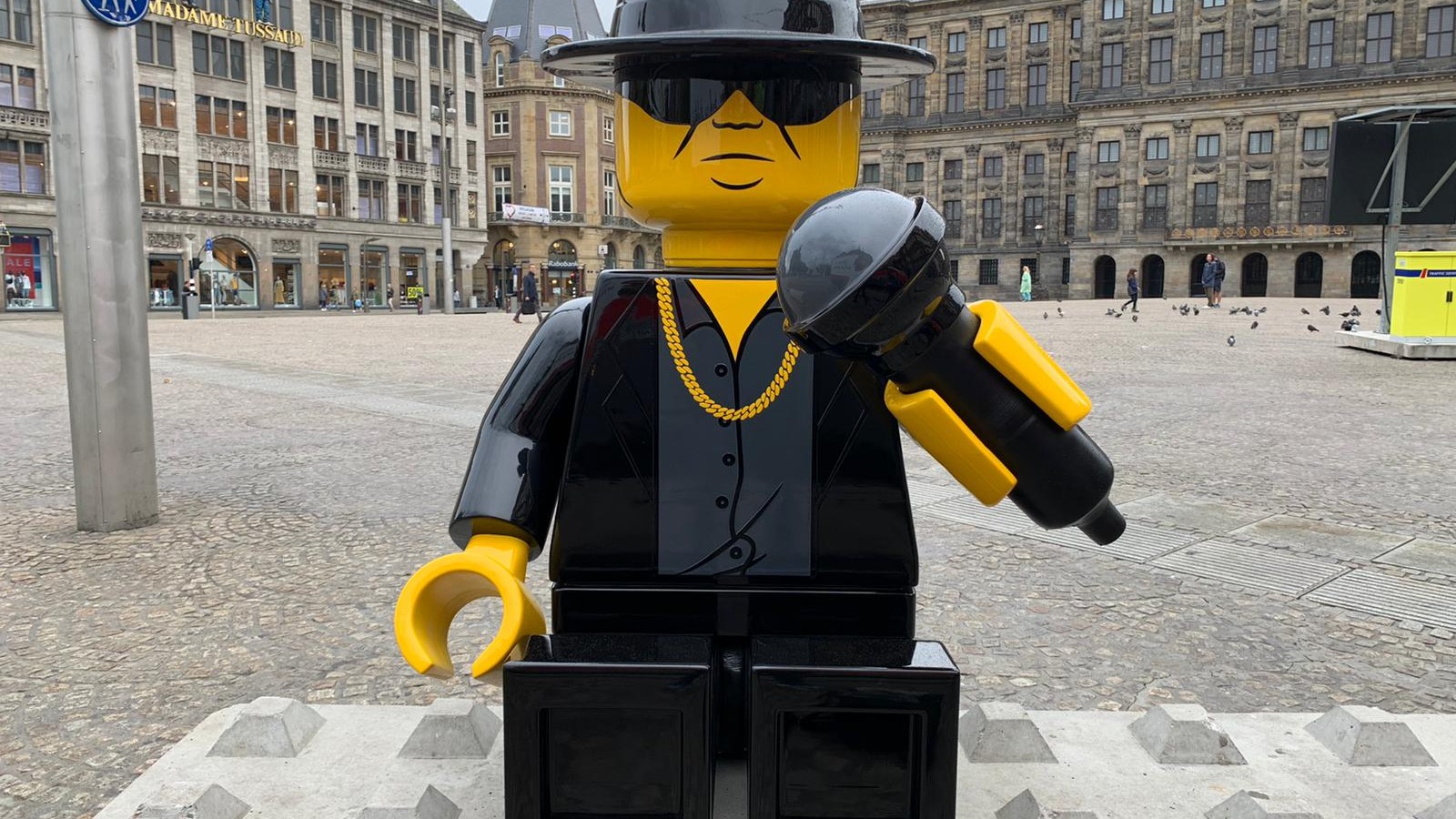 André Hazes Lego standbeeld