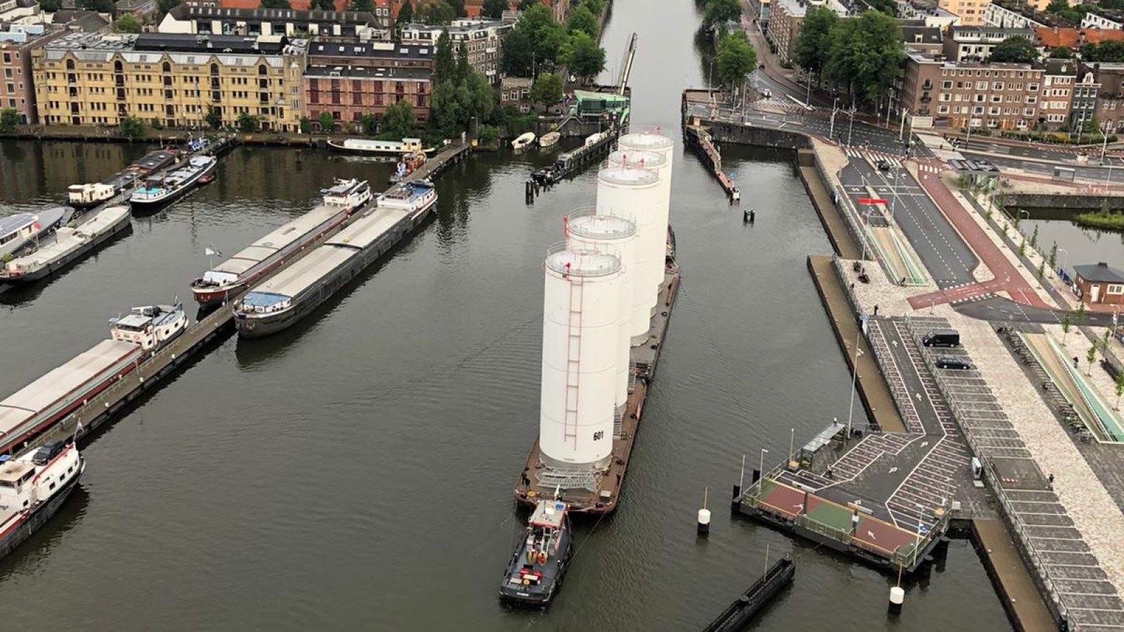 Metershoge silo's door Amsterdam