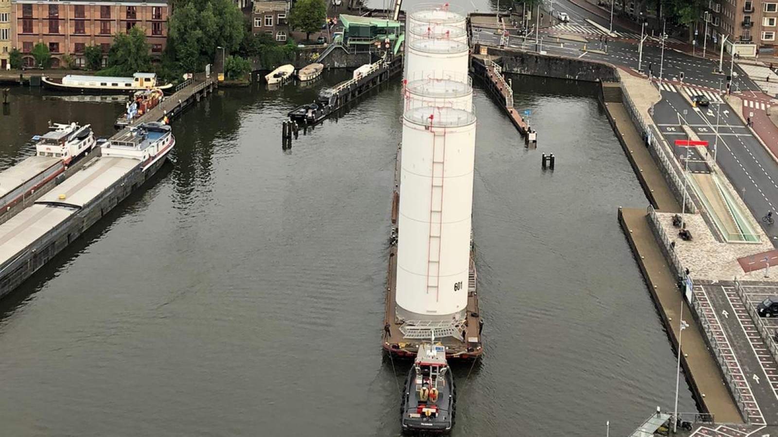 Metershoge silo's door Amsterdam