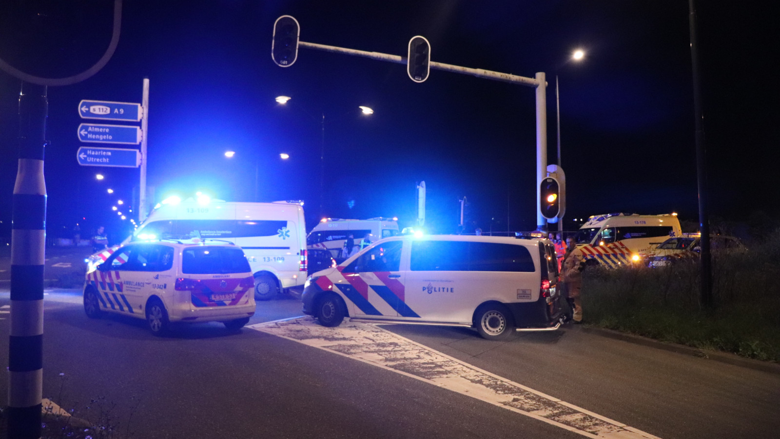 Auto's botsen op elkaar terwijl ambulance nadert in Zuidoost