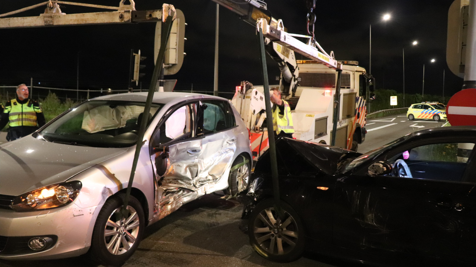 Auto's botsen op elkaar terwijl ambulance nadert in Zuidoost