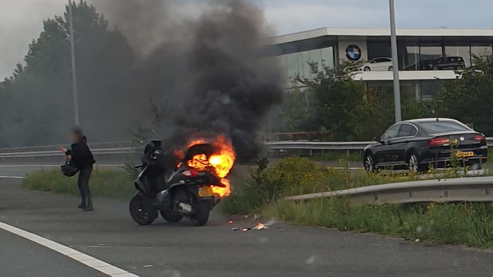 Motorscooter in brand op A10