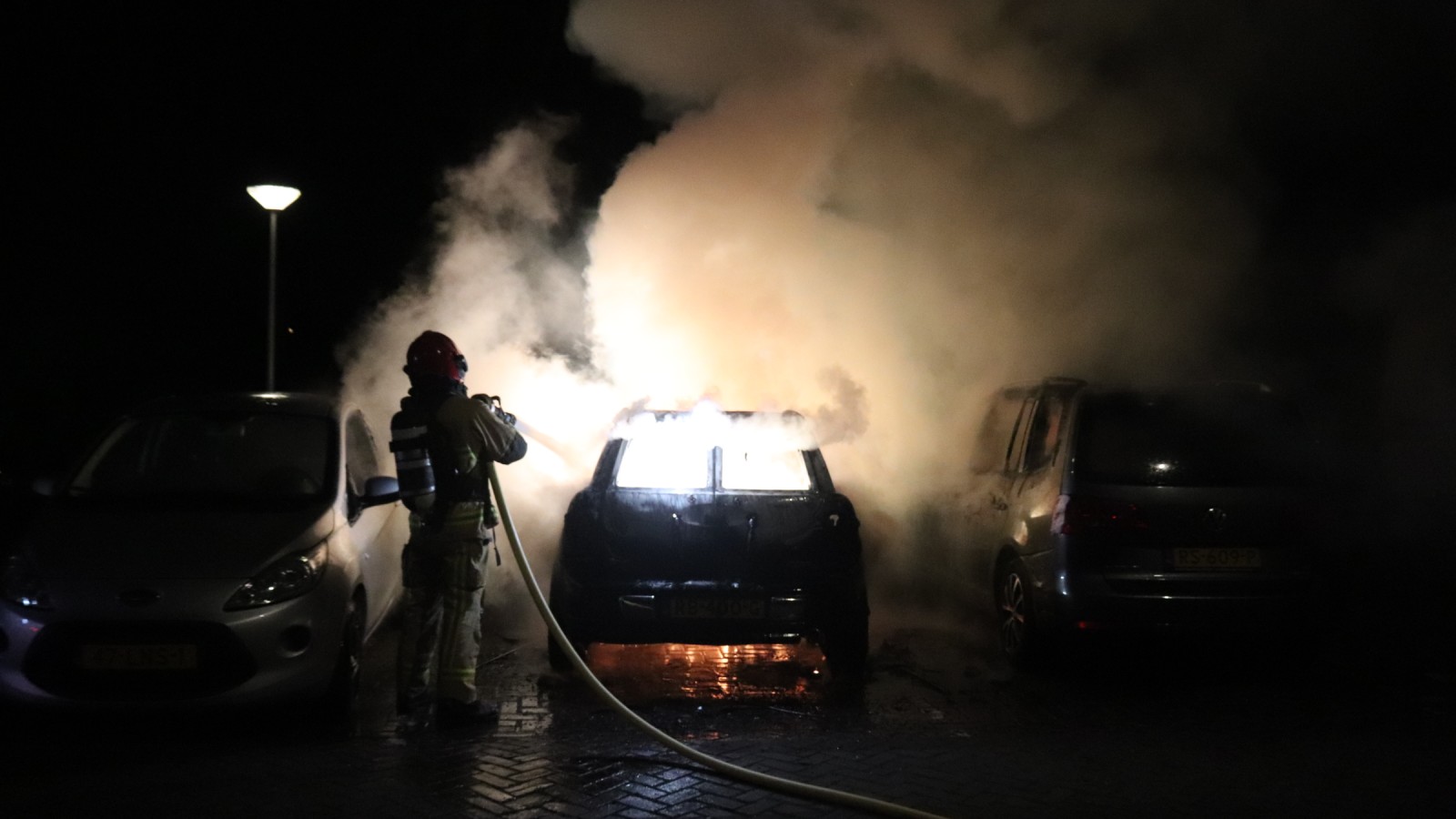 Auto's gaan in vlammen op bij brand Adelaarsweg