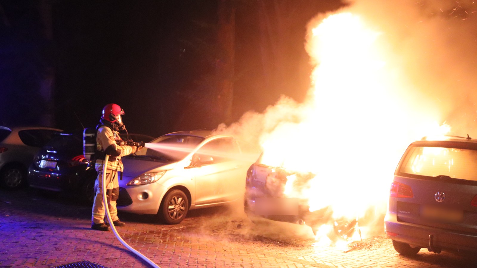 Auto's gaan in vlammen op bij brand Adelaarsweg