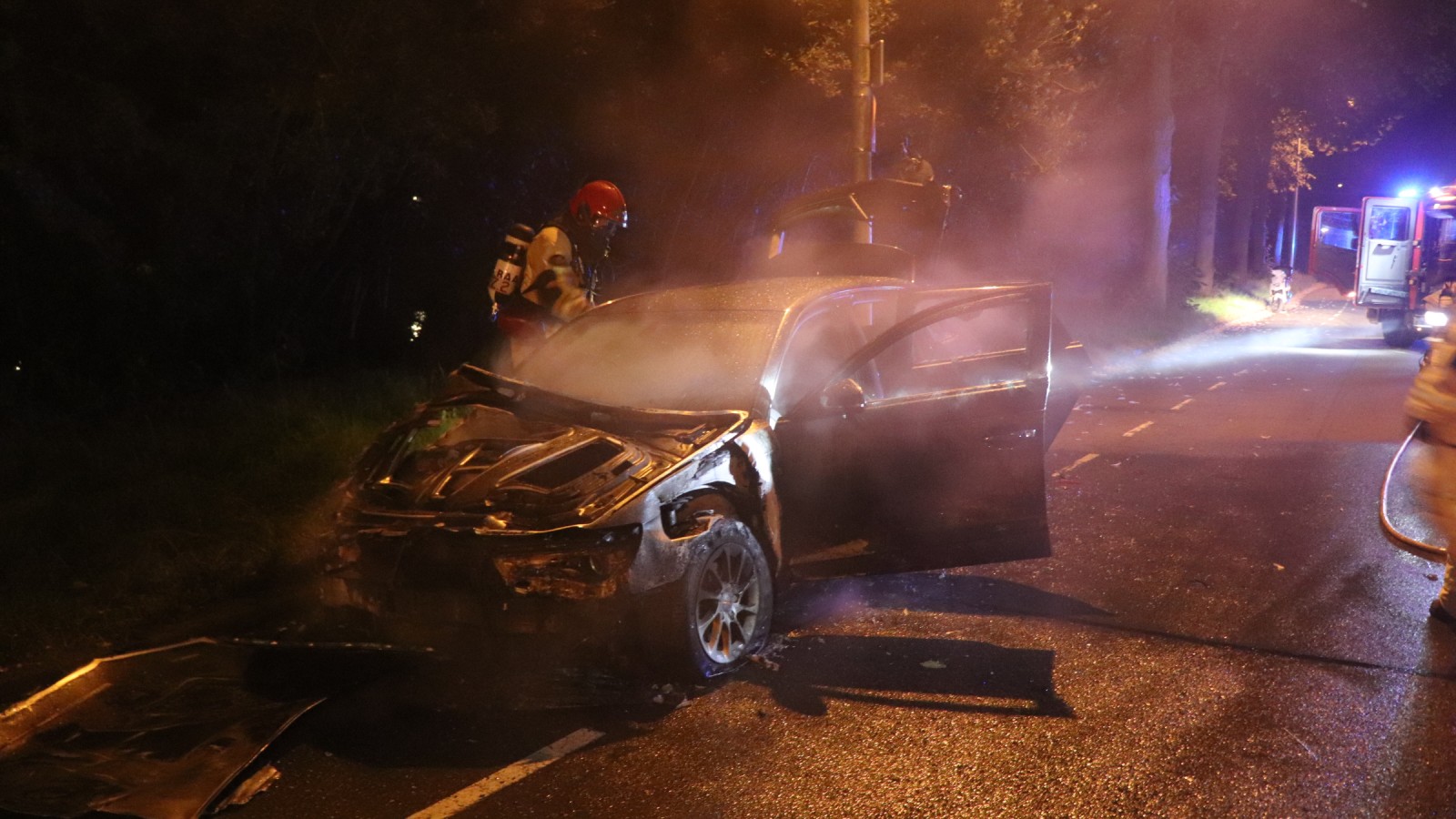 Auto verwoest bij brand TH. Weeversweg