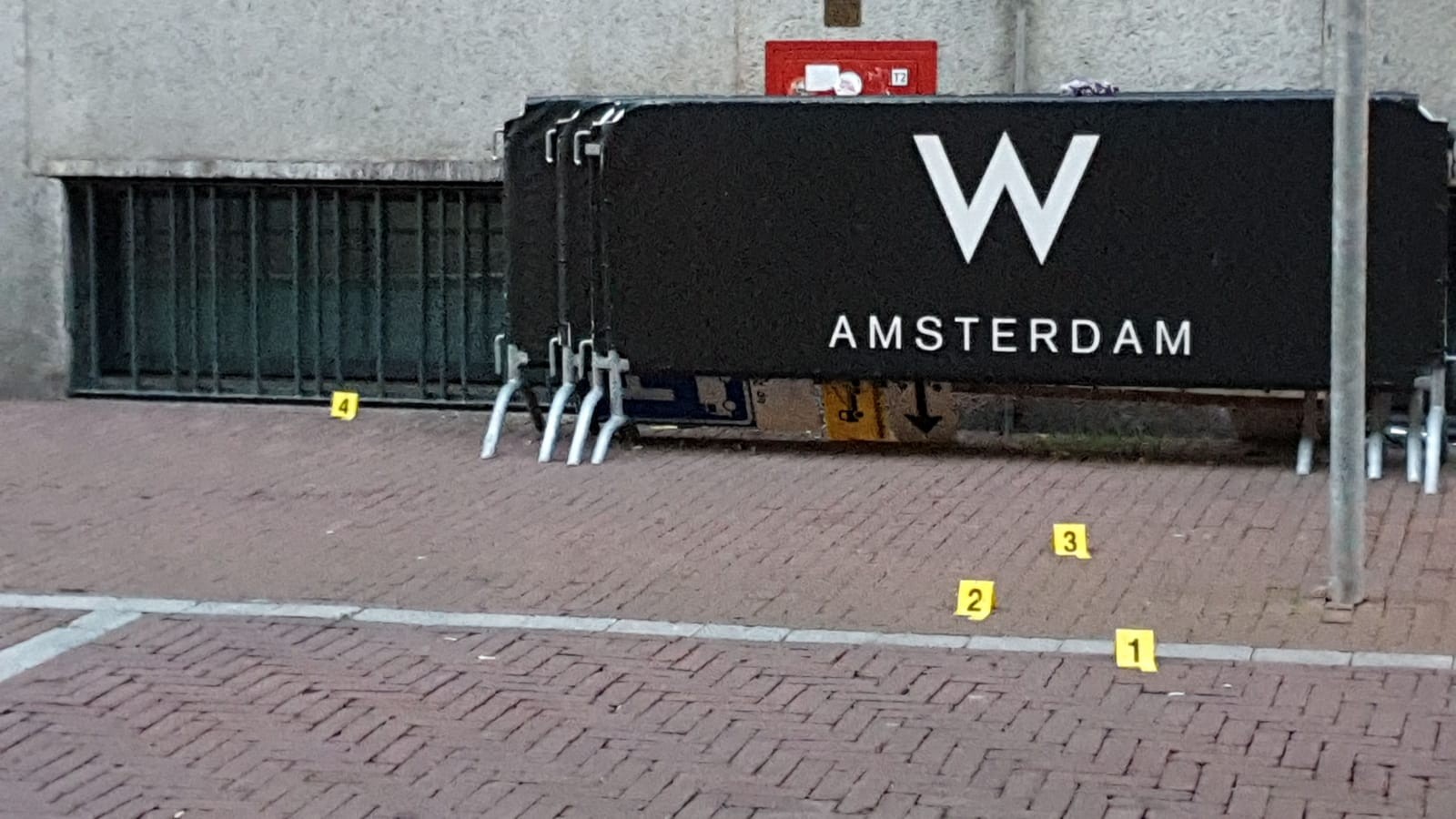 Kogelgaten in de toegangsdeur van hotel W Amsterdam