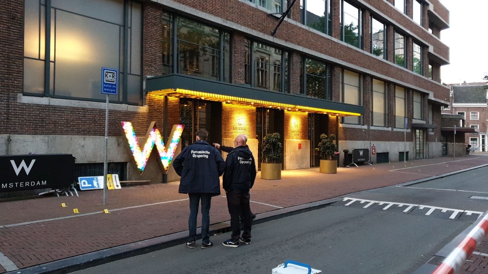 Kogelgaten in de toegangsdeur van hotel W Amsterdam