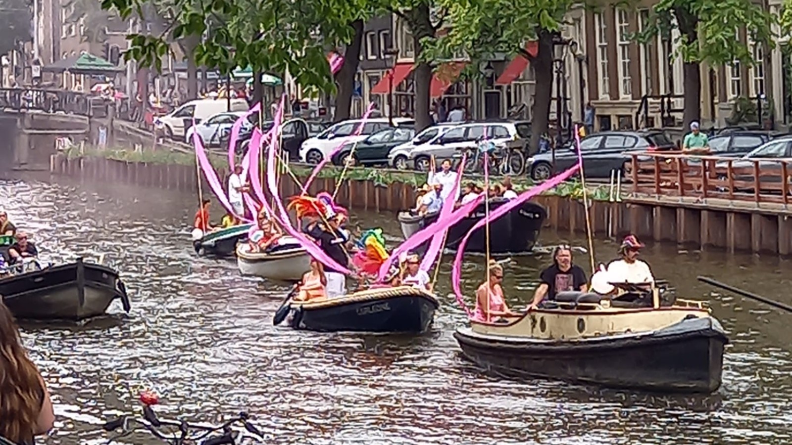 Mini-botenparade op de Prinsengracht
