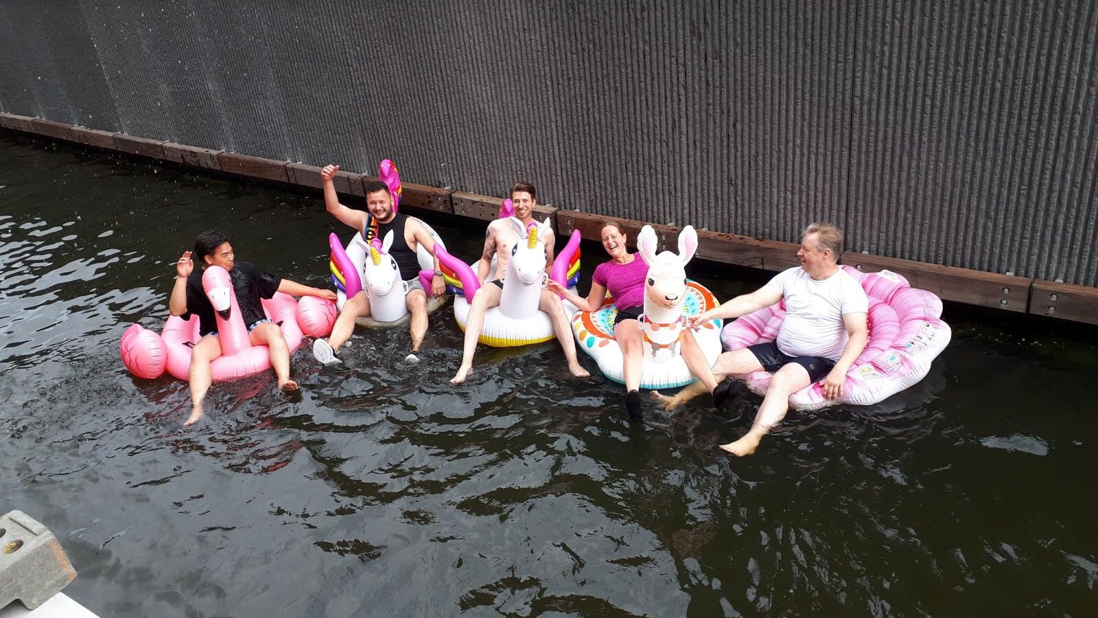 Bewoners gaan in Diemen het water op als alternatief voor de Canal Parade