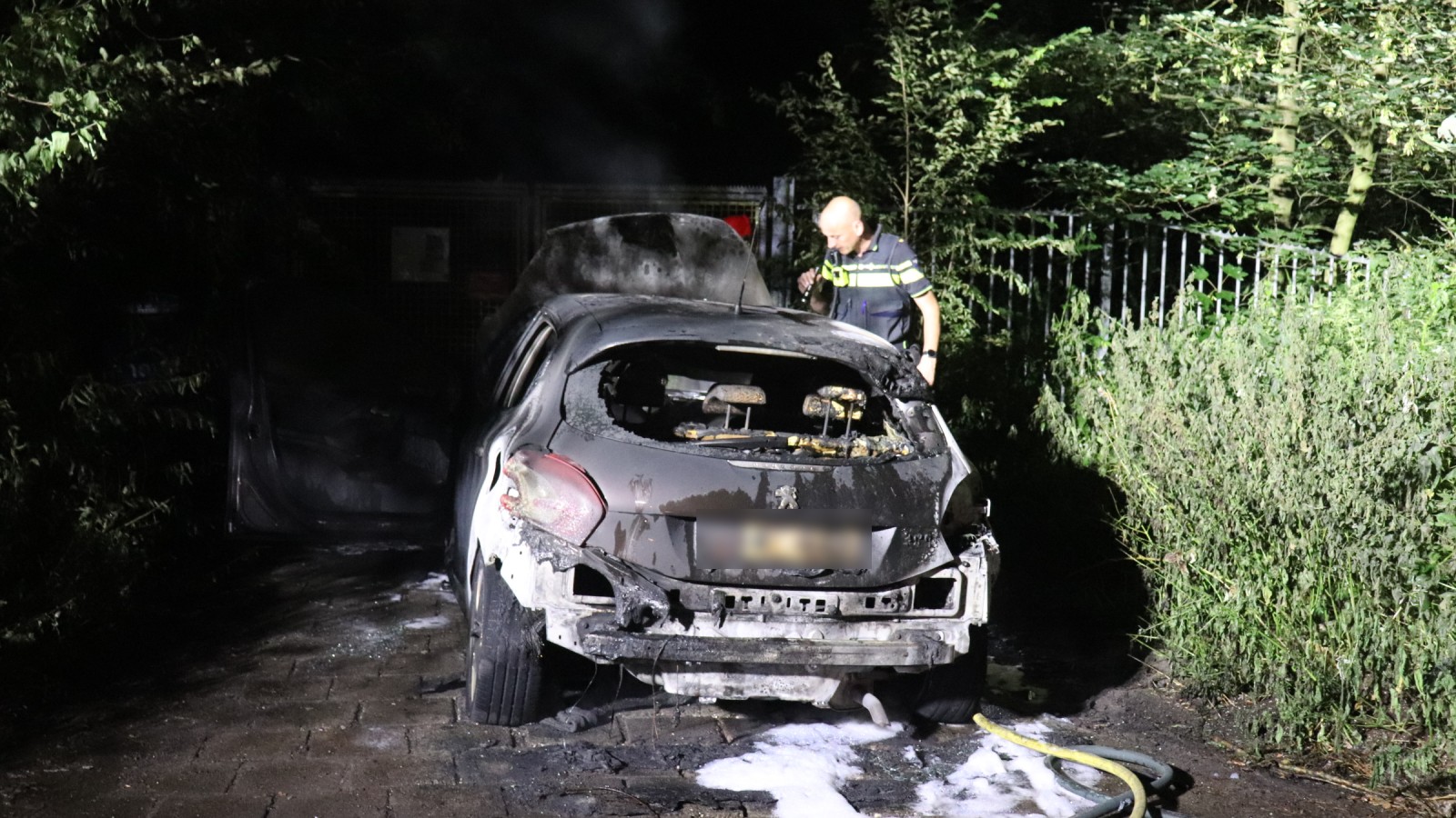 Politieagenten bij uitgebrande auto in Noord