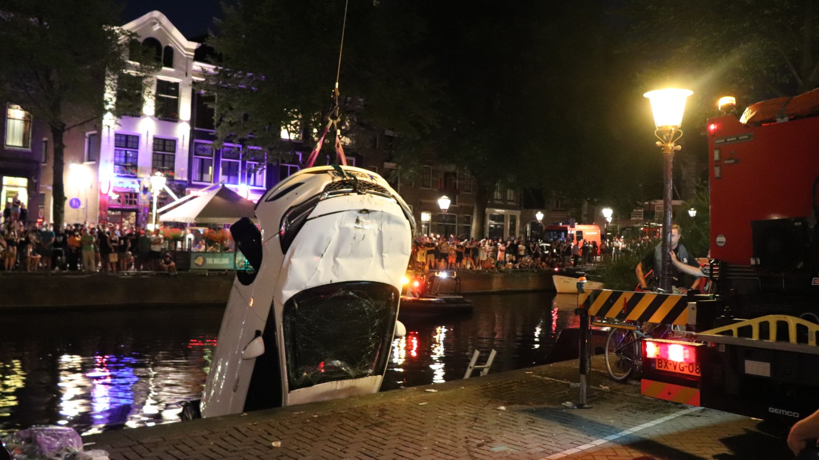 Auto te water bij Oudezijds Voorburgwal