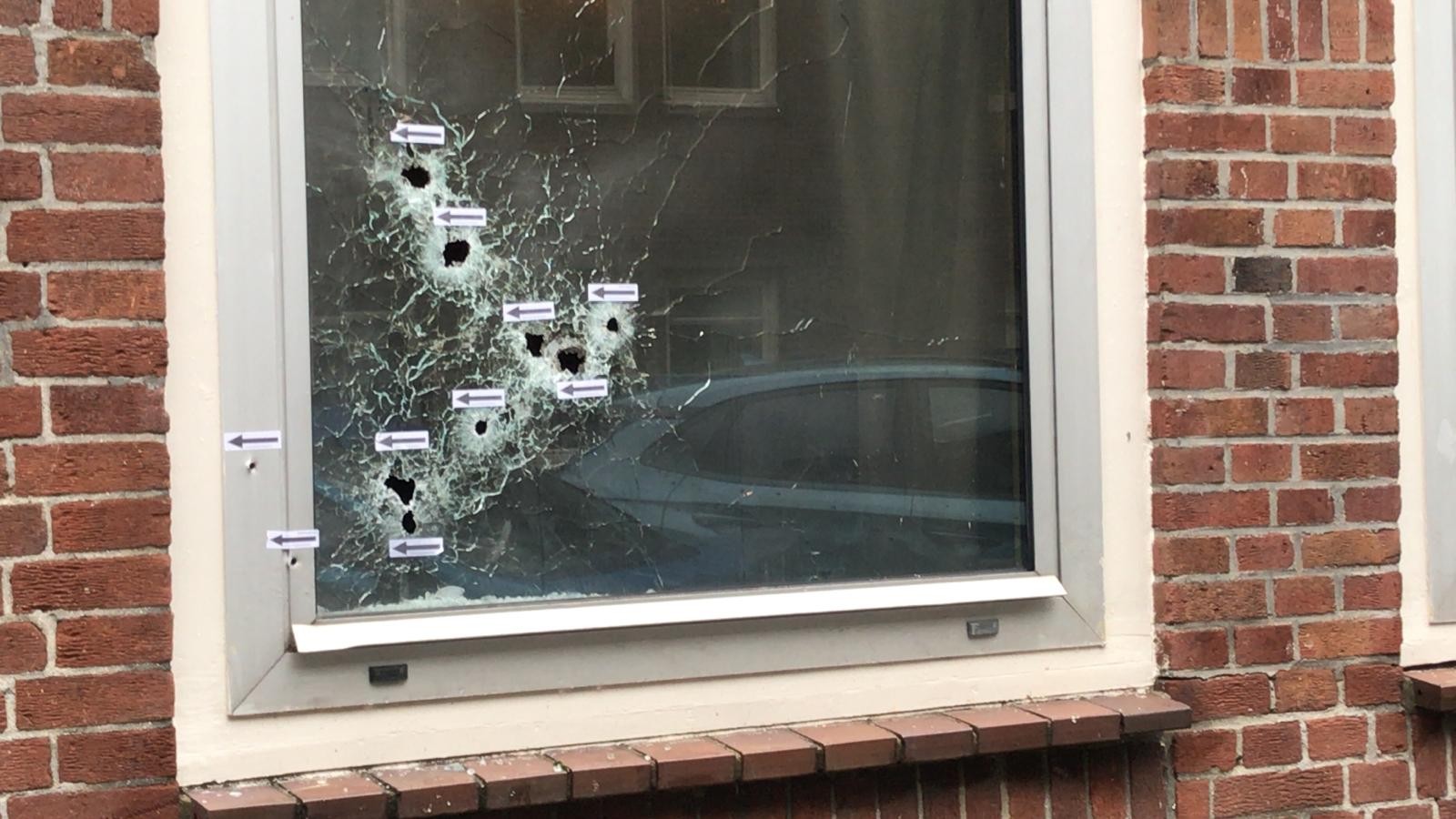 Kogelgaten in de Vechtstraat in Amsterdam Zuid na een schietpartij
