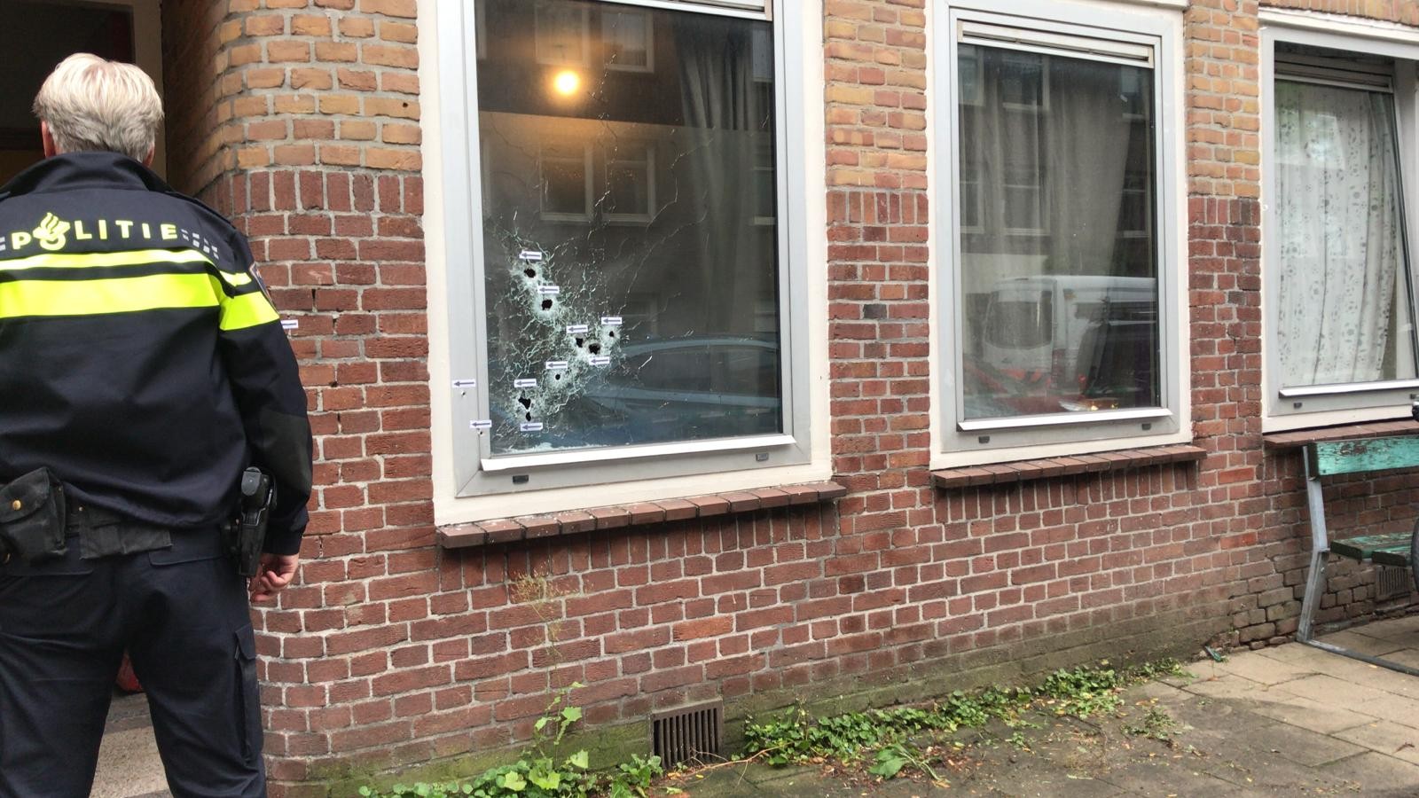 Kogelgaten in de Vechtstraat in Amsterdam Zuid na een schietpartij