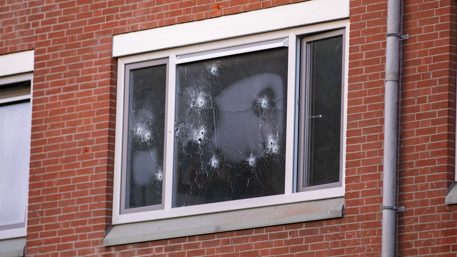 De beschoten woning aan het Nieuwersluishof bij daglicht