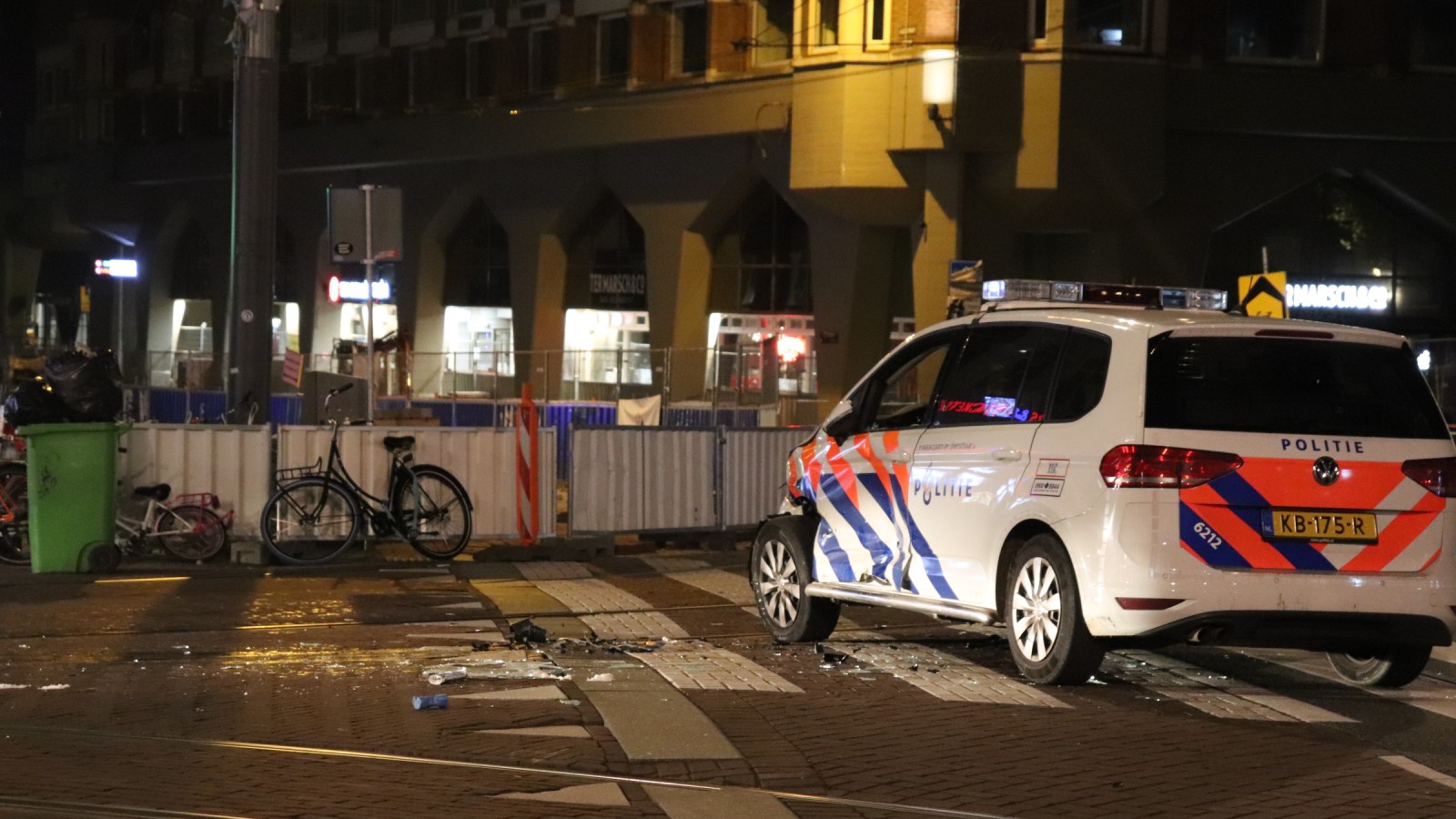 Busje rijdt meerdere keren in op politieauto bij Muntplein