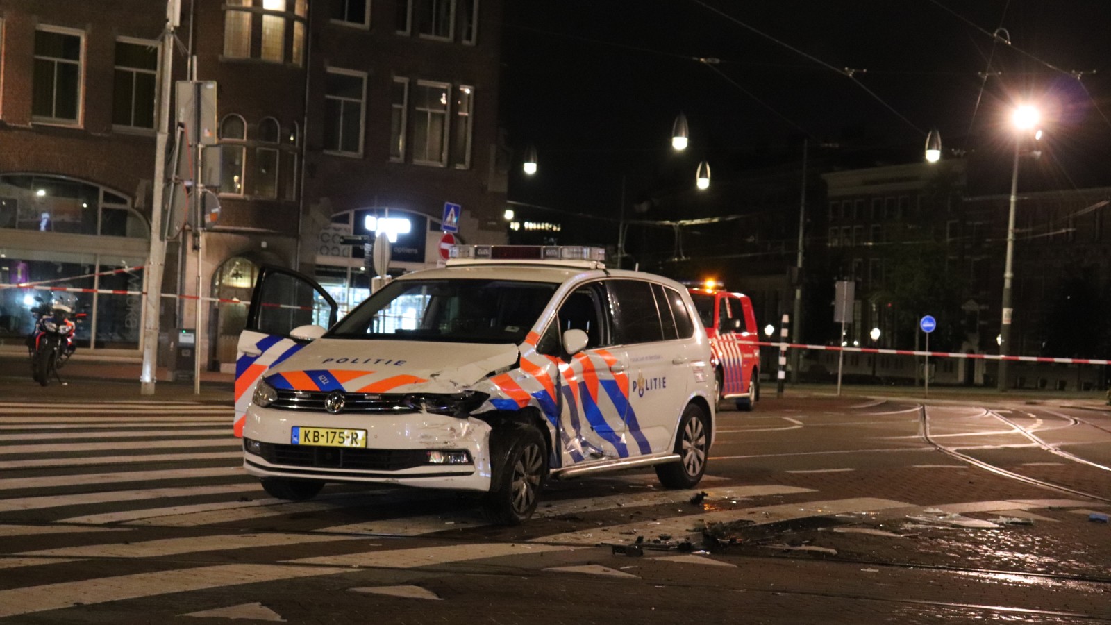 Busje rijdt meerdere keren in op politieauto bij Muntplein
