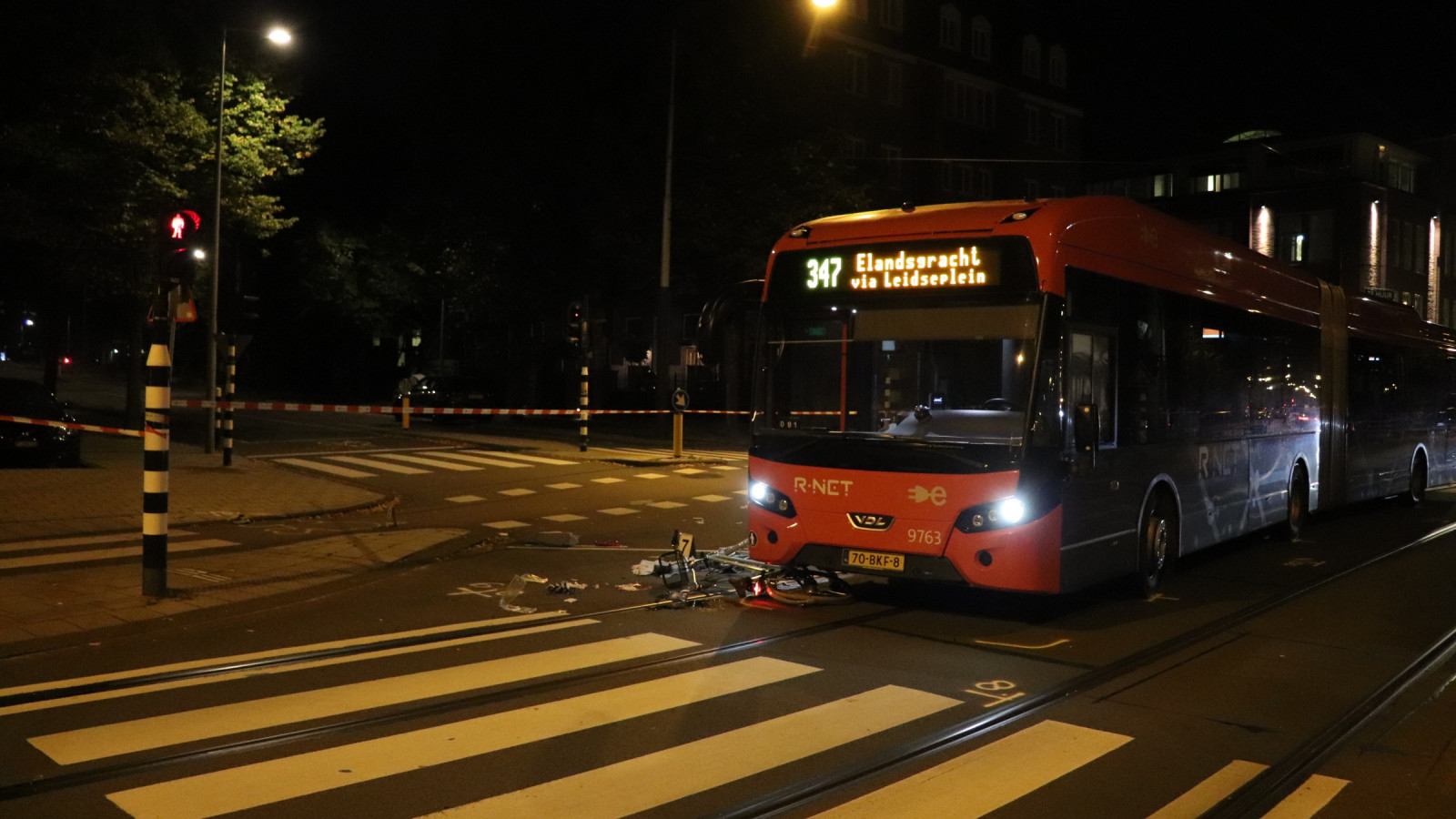Fietser gewond bij aanrijding met bus op De Lairessestraat