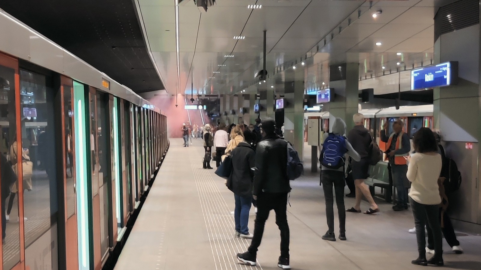 Roze rookbom in metro Noord/Zuidlijn
