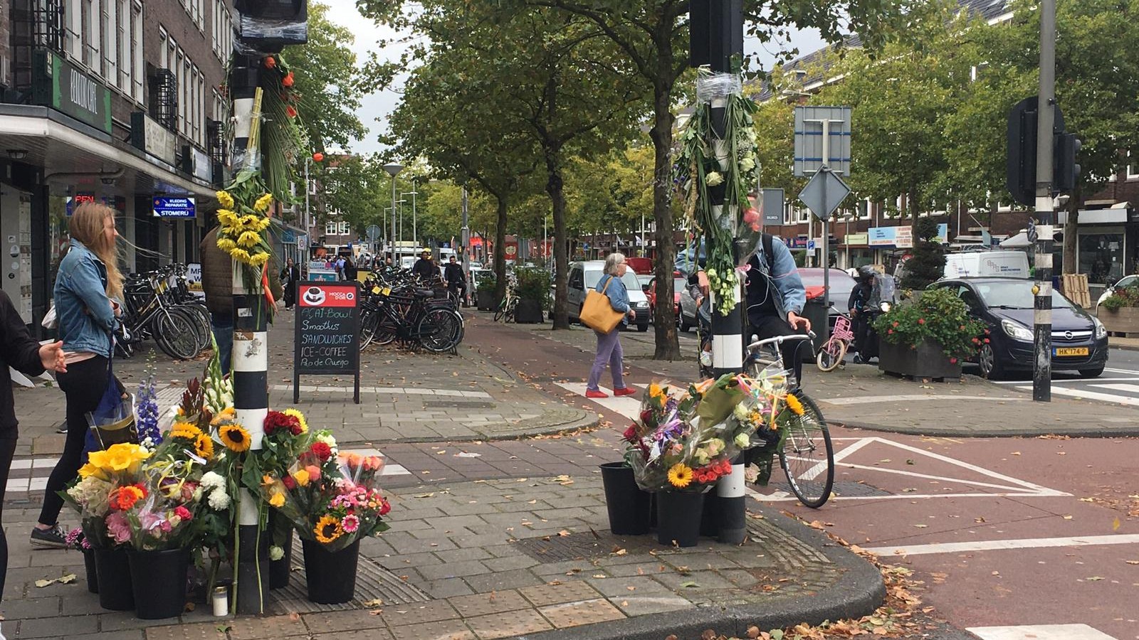 Bloemen op kruispunt Jan van Galenstraat