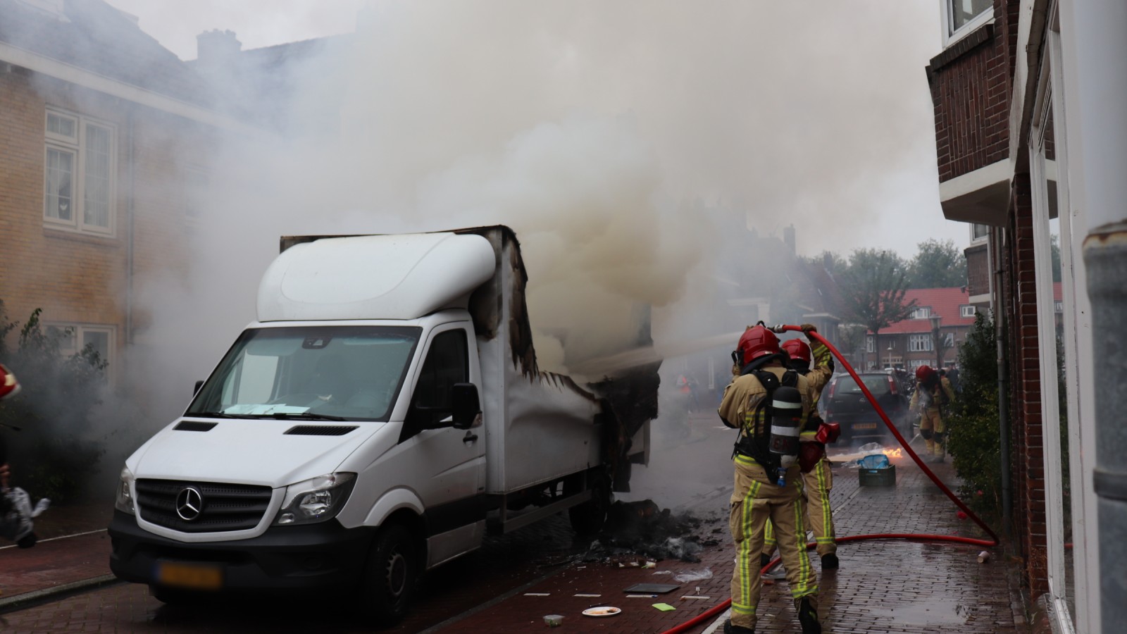 Brandweer blust vrachtwagentje in Noord