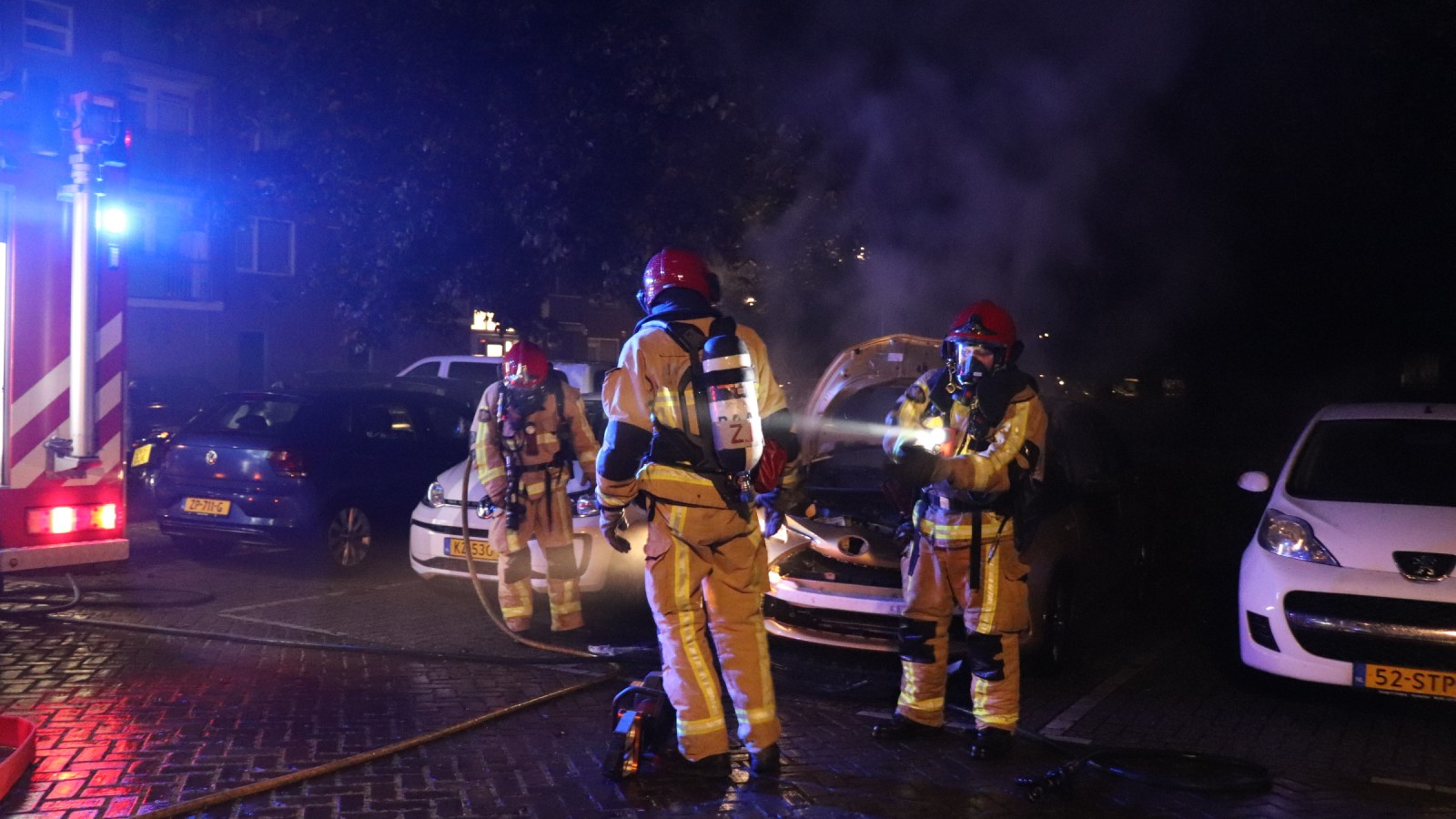 Auto verwoest door brand in Noord