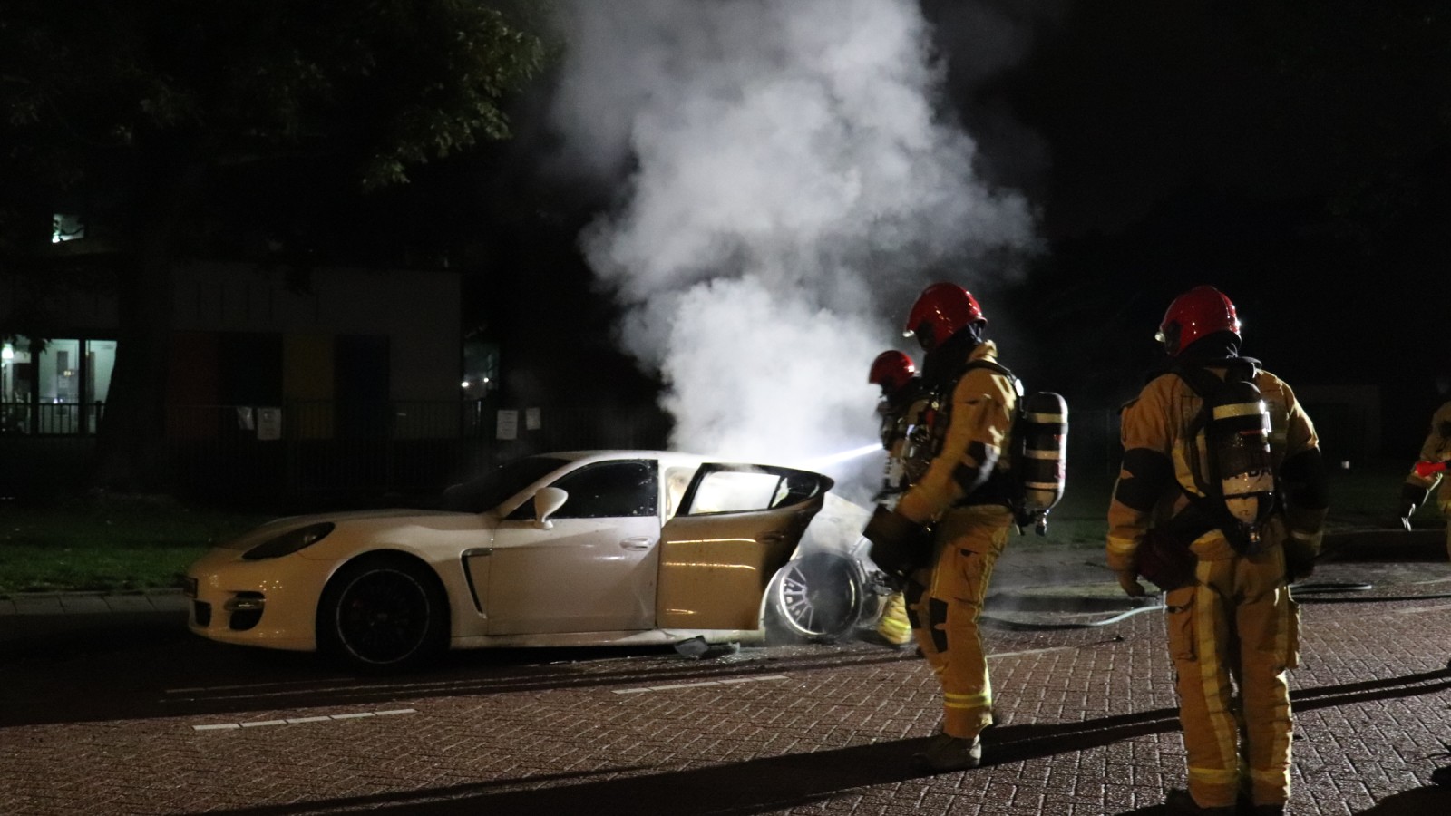 Porsche uitgebrand in Slotermeer