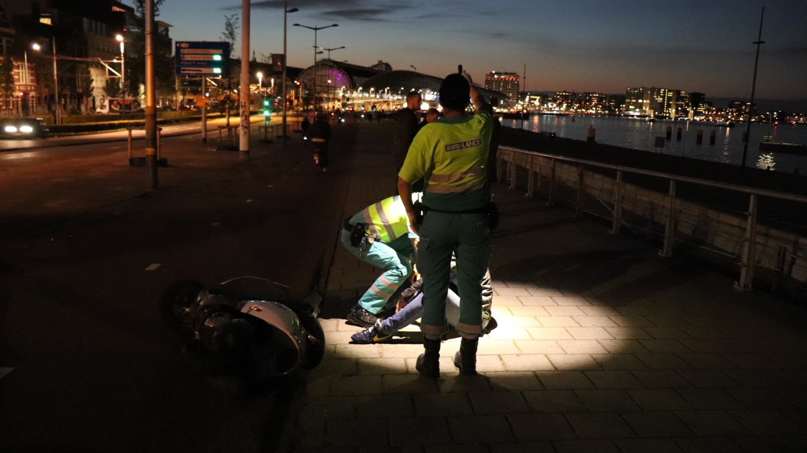 Man op step gaat er vandoor na ongeval met scooter op de De Ruijterkade