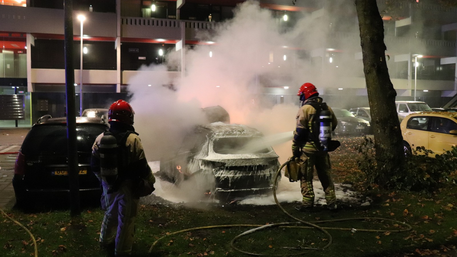 Brandweer blust autobrand bij Geldershoofd