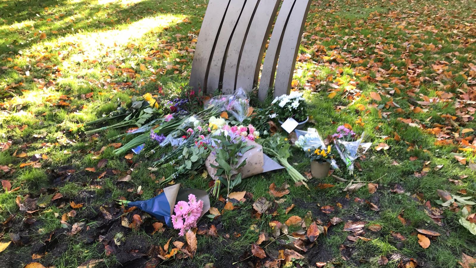 Bloemen bij De Schreeuw voor vermoorde Franse leraar