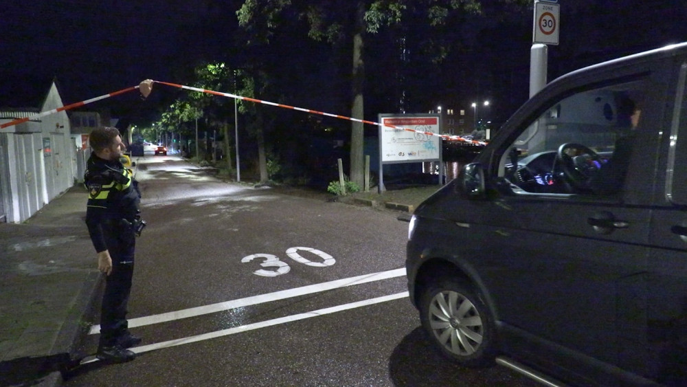 Man (56) Met Schotwond Aangetroffen Op Straat In Oost - AT5