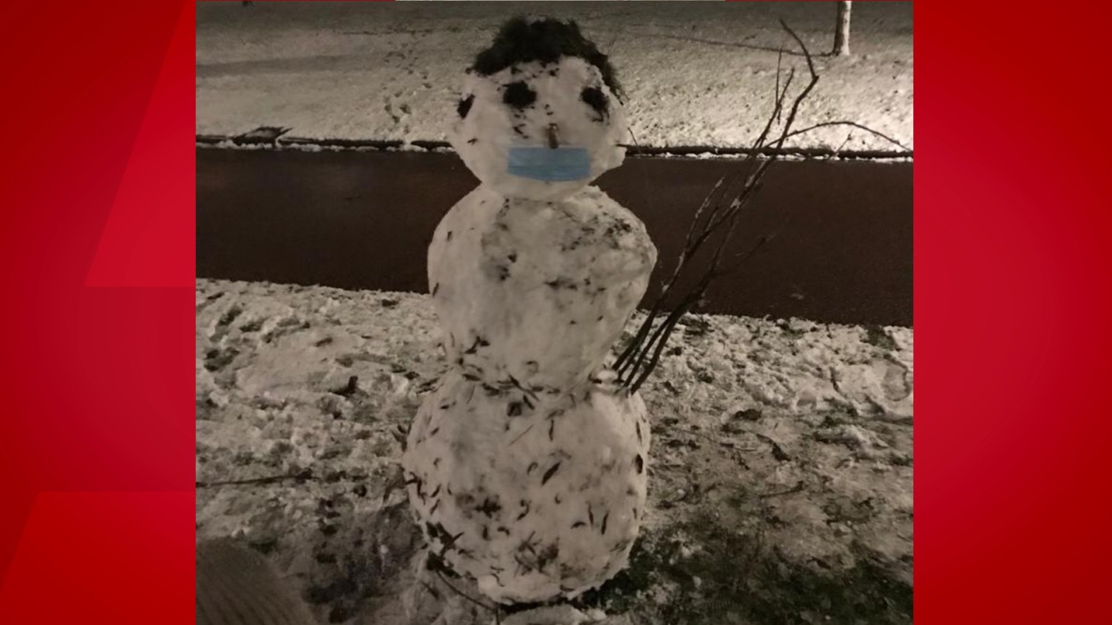 Sneeuwpop met mondkapje in Nieuw-West