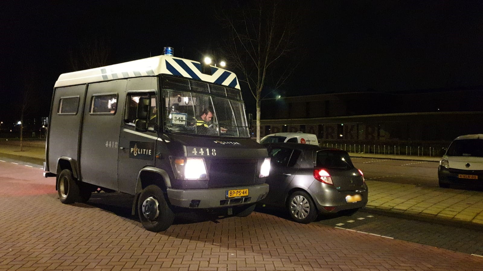 Mobiele Eenheid controleert automobilist in Noord vanwege avondklok