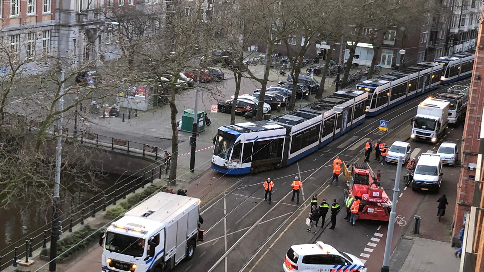 Tram ontspoord na botsing op Marnixstraat