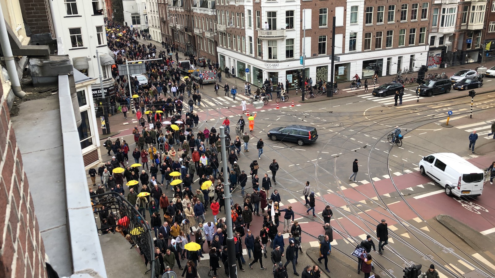 Betogers trekken door eerste Constantijn Huygensstraat